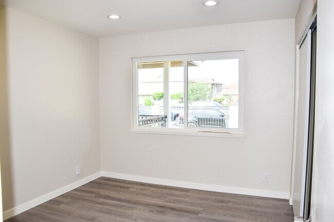Building Photo - Olive (815) North