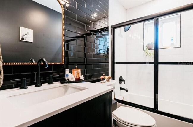 Building Photo - 3229 W Fielder St