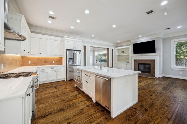 Building Photo - 1226 Heights Blvd