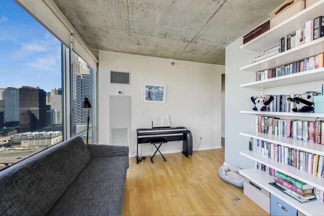 Building Photo - 611 S Wells St