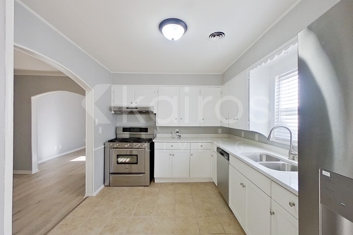 Building Photo - 411 Sunset Terrace