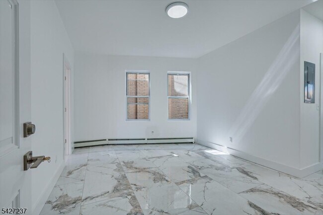 Building Photo - 520 E Jersey St