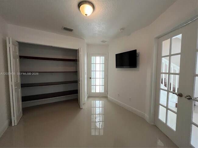 Building Photo - 4941 Tradewinds Ter