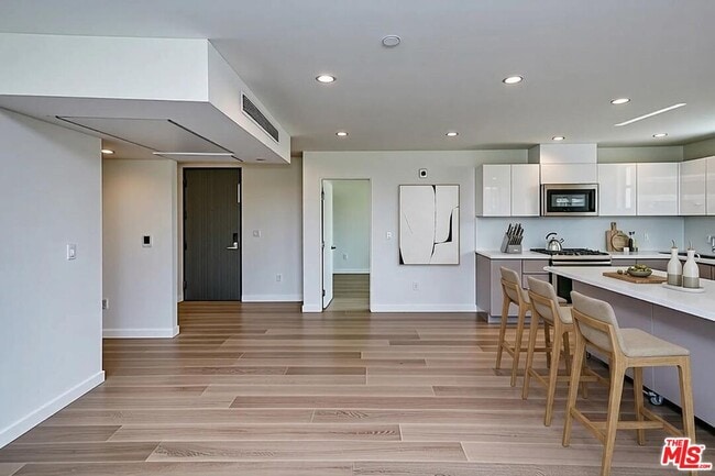 Building Photo - 328 N Maple Dr