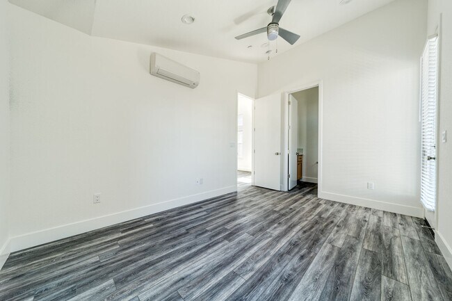 Building Photo - D62