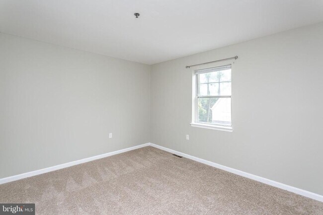 Building Photo - 553 McManus Way