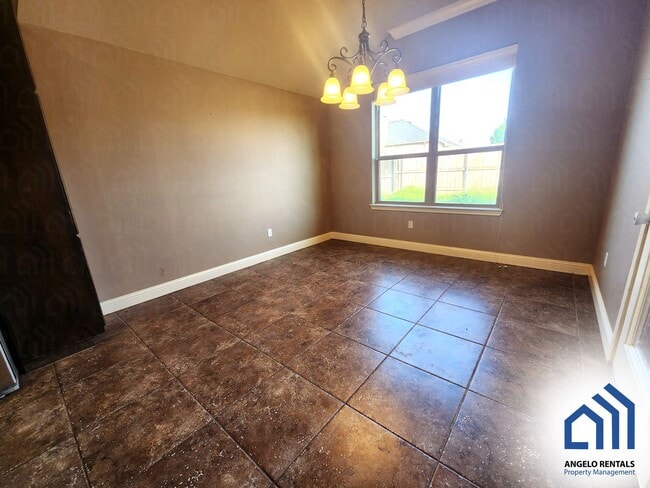 Building Photo - SPACIOUS 3 bedroom 2 bath home with fireplace AVAILABLE NOW!