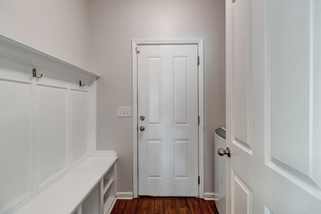 Building Photo - 1018 Hemlock Dr