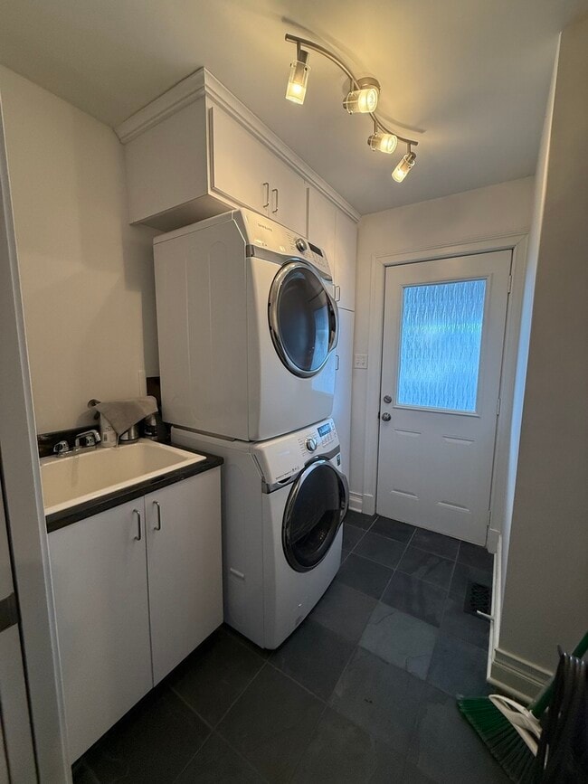 Building Photo - 551 83rd St