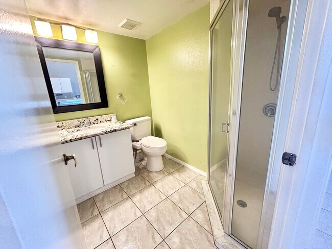 Building Photo - Waterfront Pool Home in Waterford Lakes