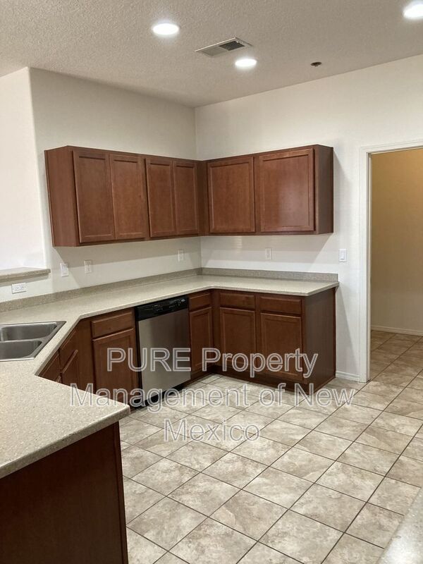 Building Photo - 601 Menaul Blvd NE