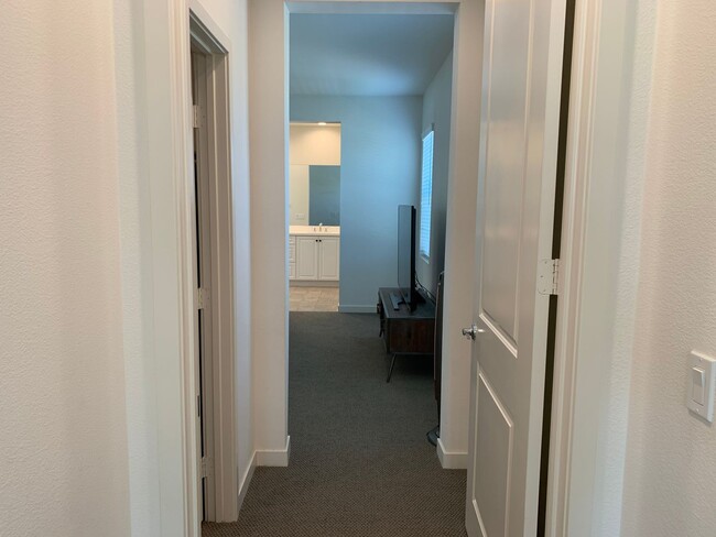 Building Photo - Beautiful Home 4bed/3 bath