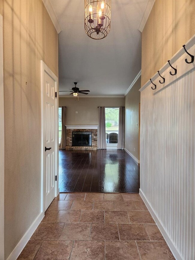 Building Photo - 207 Meadows Ln