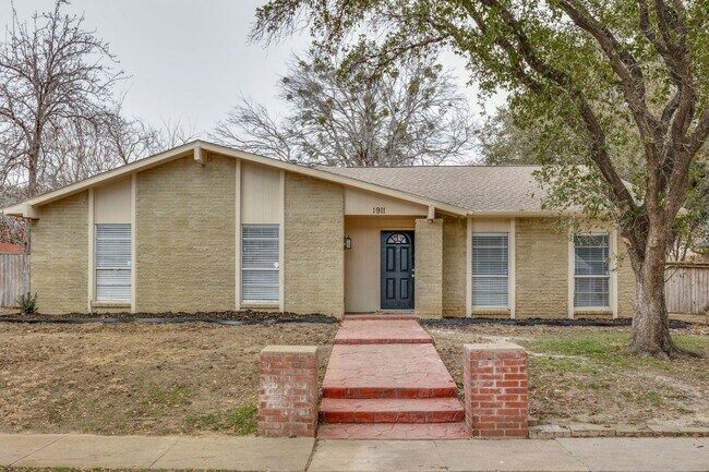 Primary Photo - Spacious 4BD Home with Stunning Landscape ...