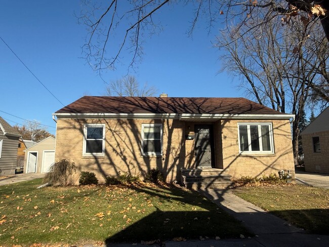 Building Photo - COZY 3 BEDROOM W/ SPACIOUS BACKYARD