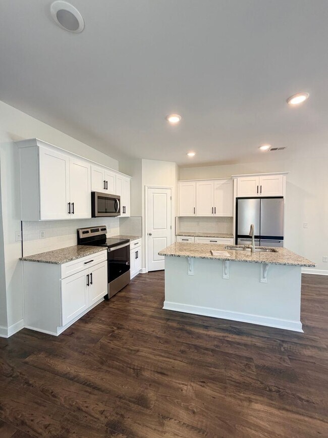 Building Photo - Spacious 3 Bedroom/ 2 Bath townhouse w/office for rent in Fountain Park, convenient Asheville loc...