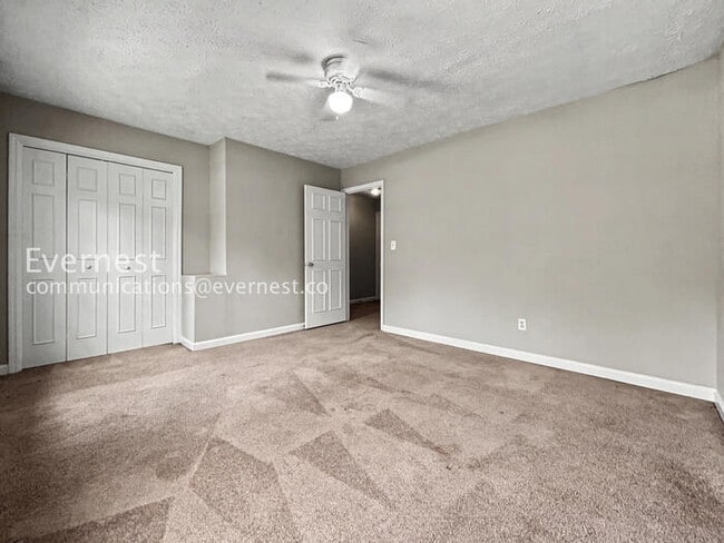 Building Photo - 2 Bed/1.5 Bath Townhome with Modern Amenities / Pet-Friendly / Coming Soon!