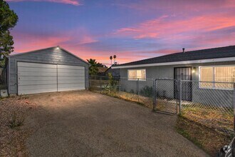 Building Photo - 2 bedroom Duplex with Huge yard!