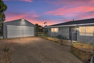 Building Photo - 2 bedroom Duplex with Huge yard!