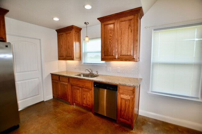 Building Photo - FOR LEASE! Enjoy Quiet Country Living in this Cute 2 BR - 1 BA Brick Home on 1 Acre in Millsap ISD.