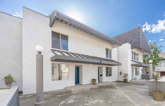 Building Photo - SPACIOUS 2 Bed Townhouse in Garden Grove