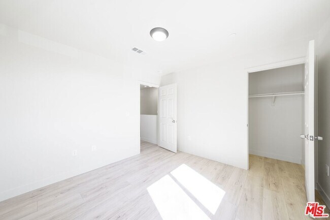 Building Photo - 737 E 82nd St