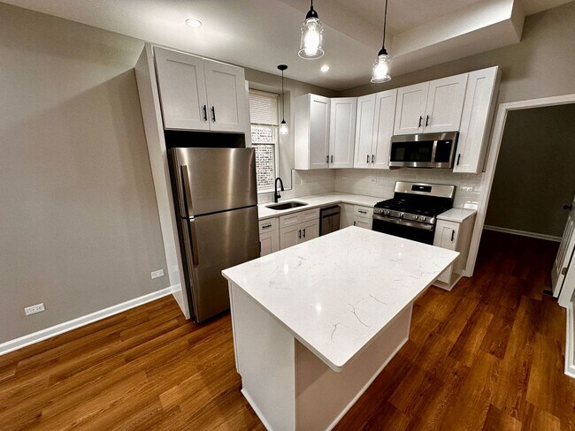 Building Photo - Amazing 4-bed Duplex by UIC