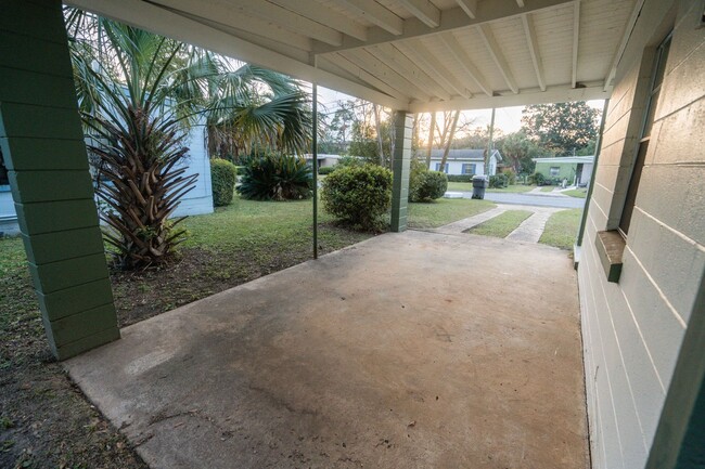 Building Photo - 3 bed / 1 bath In Town with Carport/Yard