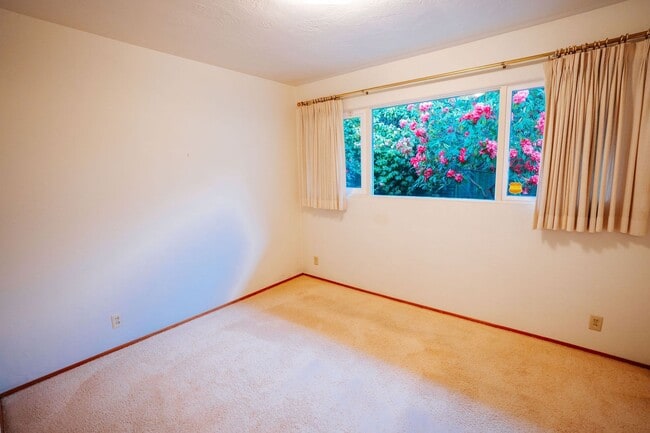 Building Photo - Spacious and inviting 4-bedroom, 2-bathroom single-family home