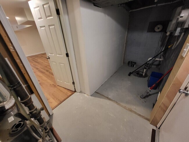 Building Photo - 3 Bed w/ Finished Basement