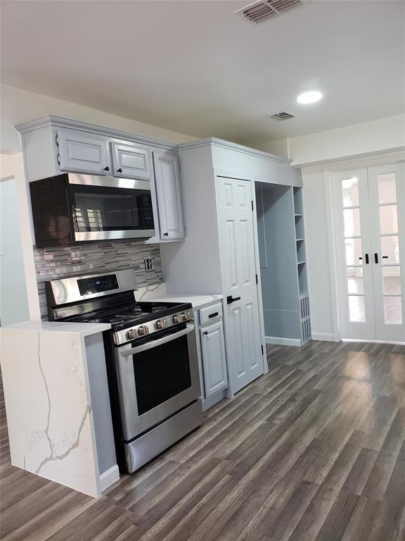 Building Photo - 703 Meadow Creek Dr