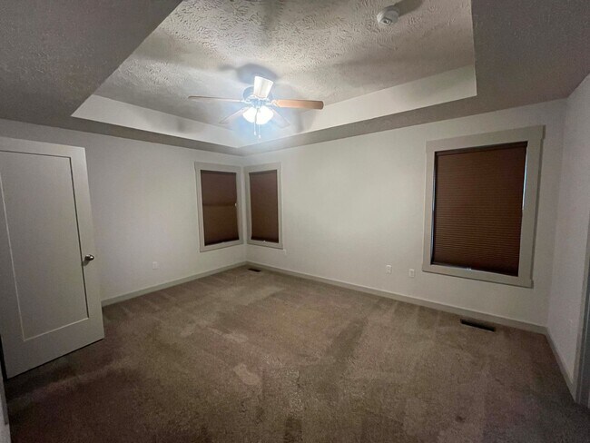 Building Photo - WOW! Look at this property ! You cant beat this price!