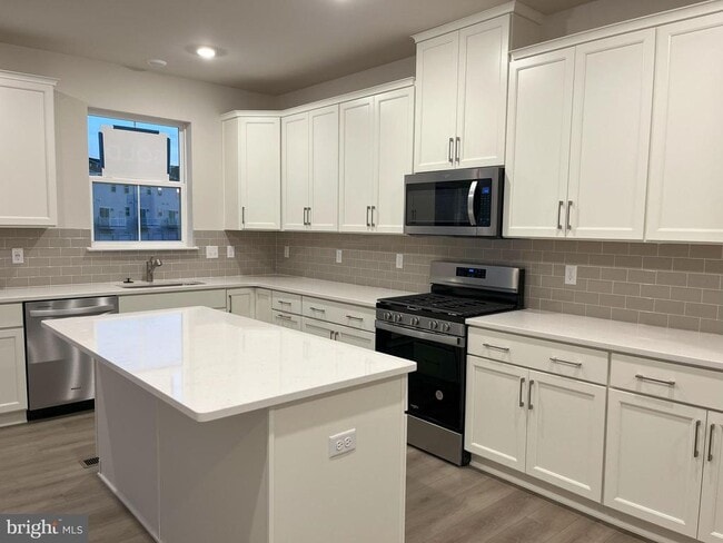 Building Photo - 507 Titanium St