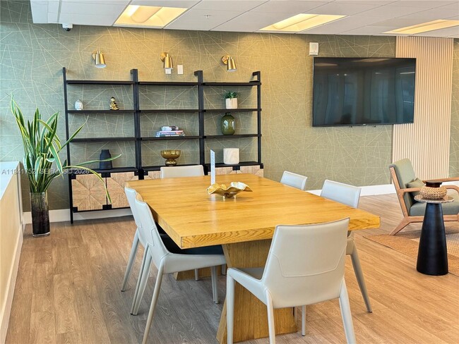 Building Photo - 321 NE 26th St