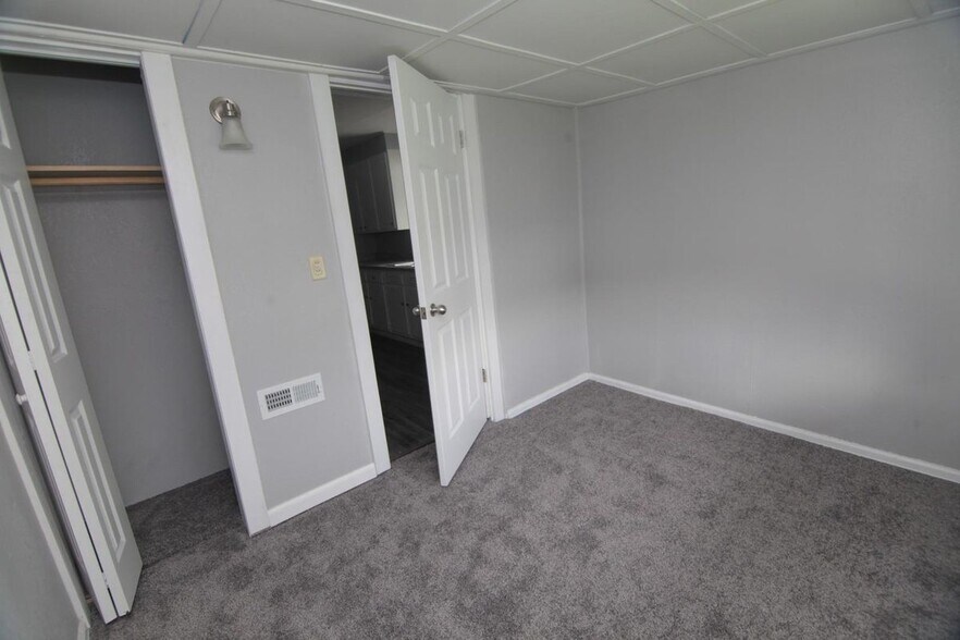 Building Photo - 526 21st St