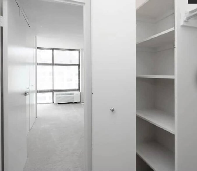 Building Photo - 1236 N Astor St