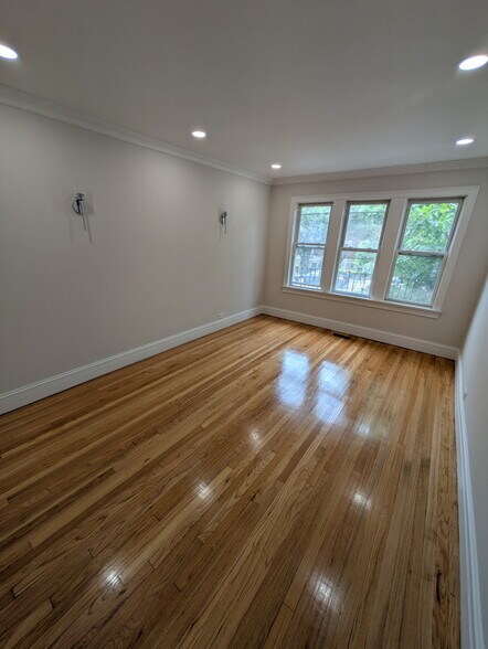 Living Room - 2337 W Roscoe St