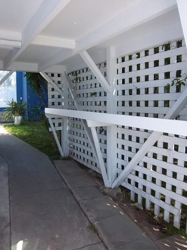 Building Photo - Stunning 2 Bedroom and 2 Bathroom Back House Available Now!