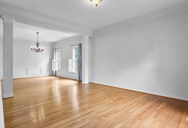 Building Photo - HAMPTON PARK - Pristine 4-5 bedroom home a...