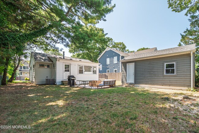 Building Photo - 472 Pinecroft Dr