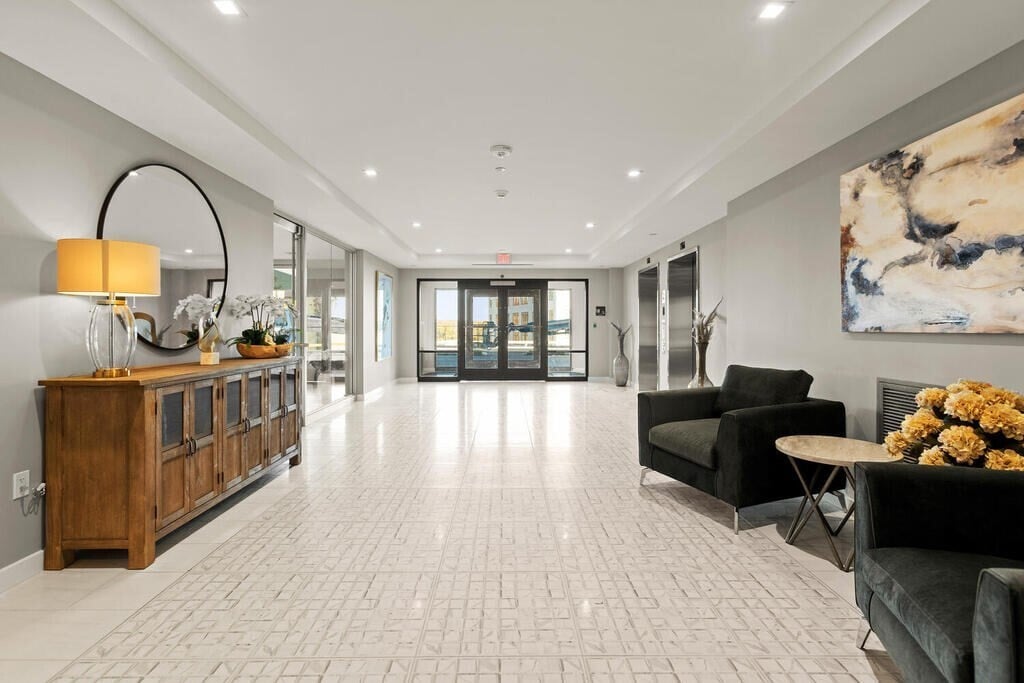 Building Photo - 26 Collins Ave