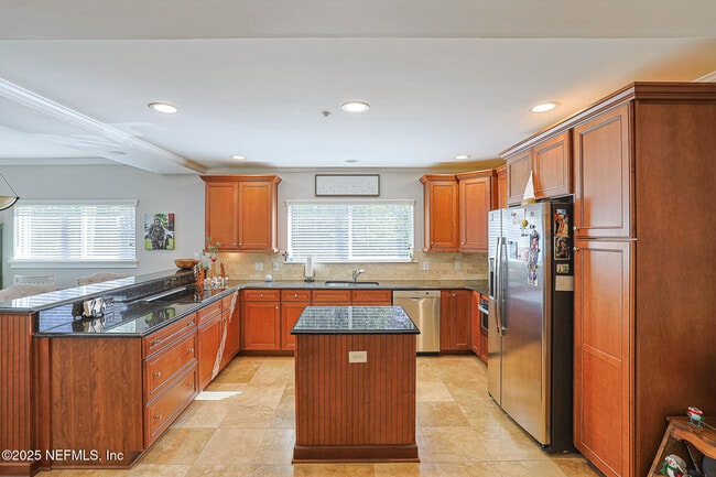 Building Photo - 120 Bay St