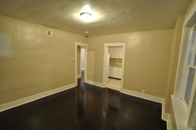 Building Photo - Updated Apartment in the Heart of Beaver F...