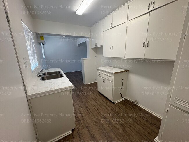 Building Photo - 1 bedroom/ 1 bathroom home with modern ame...