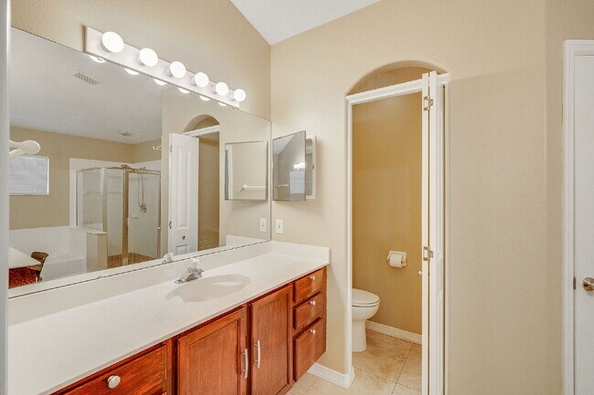 Building Photo - Spacious 3/2 with tranquil setting is waiting for you!