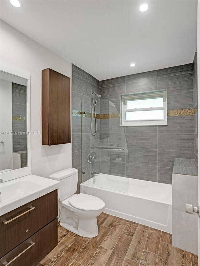 Building Photo - 7425 Silver Woods Ct