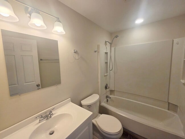 Building Photo - Laural Lakes Townhome for Rent