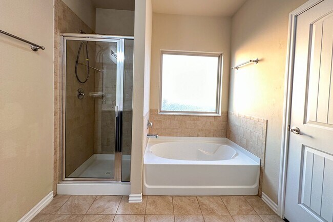 Building Photo - Stunning 5BD, 2 1/2 BTH Home Seconds away from John Kilpatrick Turnpike in YUKON!