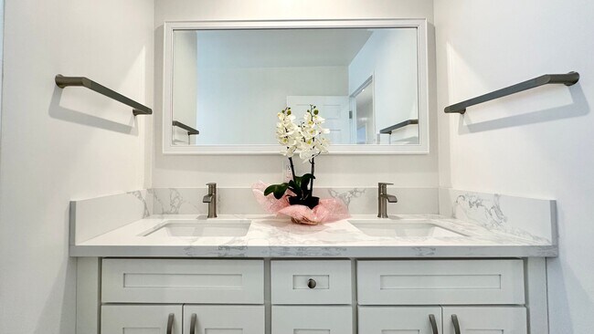 Building Photo - 2340 University Ave