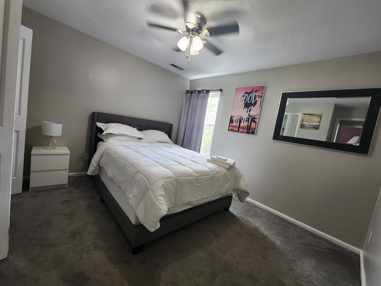 Building Photo - 300 Windy Oak Run